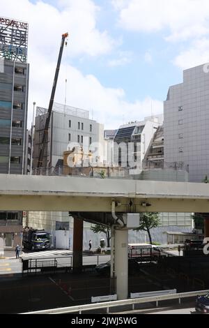 Am Nakagin Capsule Tower, einem ikonischen Bauwerk, das am 5. September 2022 vom japanischen Architekten Kisho Kurokawa in Ginza, Tokio, Japan, entworfen wurde, werden die Abbrucharbeiten fortgesetzt. Quelle: AFLO/Alamy Live News Stockfoto