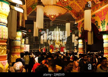 02. September 2022, Pune, Maharashtra, Indien, riesiges Idol von Lord Ganesh, installiert von Tulshibaug Mandal während des Ganesh-Festivals 2022. Stockfoto