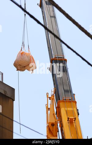 Am Nakagin Capsule Tower, einem ikonischen Bauwerk, das am 5. September 2022 vom japanischen Architekten Kisho Kurokawa in Ginza, Tokio, Japan, entworfen wurde, werden die Abbrucharbeiten fortgesetzt. Quelle: AFLO/Alamy Live News Stockfoto