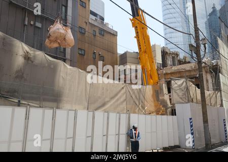 Am Nakagin Capsule Tower, einem ikonischen Bauwerk, das am 5. September 2022 vom japanischen Architekten Kisho Kurokawa in Ginza, Tokio, Japan, entworfen wurde, werden die Abbrucharbeiten fortgesetzt. Quelle: AFLO/Alamy Live News Stockfoto