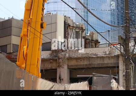 Am Nakagin Capsule Tower, einem ikonischen Bauwerk, das am 5. September 2022 vom japanischen Architekten Kisho Kurokawa in Ginza, Tokio, Japan, entworfen wurde, werden die Abbrucharbeiten fortgesetzt. Quelle: AFLO/Alamy Live News Stockfoto
