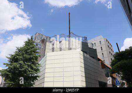 Am Nakagin Capsule Tower, einem ikonischen Bauwerk, das am 5. September 2022 vom japanischen Architekten Kisho Kurokawa in Ginza, Tokio, Japan, entworfen wurde, werden die Abbrucharbeiten fortgesetzt. Quelle: AFLO/Alamy Live News Stockfoto
