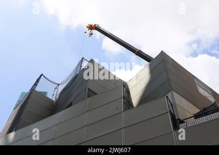 Am Nakagin Capsule Tower, einem ikonischen Bauwerk, das am 5. September 2022 vom japanischen Architekten Kisho Kurokawa in Ginza, Tokio, Japan, entworfen wurde, werden die Abbrucharbeiten fortgesetzt. Quelle: AFLO/Alamy Live News Stockfoto