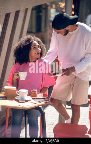 Ein glückliches Paar, das im Straßencafe Kaffee getrunken hat und sehr genossen aussahen Stockfoto