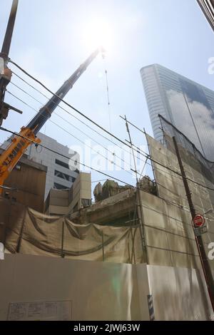 Am Nakagin Capsule Tower, einem ikonischen Bauwerk, das am 5. September 2022 vom japanischen Architekten Kisho Kurokawa in Ginza, Tokio, Japan, entworfen wurde, werden die Abbrucharbeiten fortgesetzt. Quelle: AFLO/Alamy Live News Stockfoto