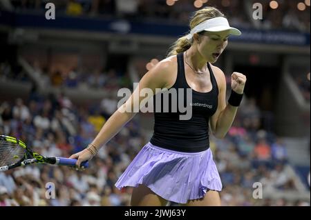 New York, USA. 05. September 2022. Danielle Collins aus den Vereinigten Staaten reagiert beim Spielen von Aryna Sabalenka aus Weißrussland während der vierten Runde der U.S. Open Tennis Championships im USTA Billie Jean King National Tennis Center in Flushing Meadows Corona Park New York, 5. September 2022. (Foto von Anthony Behar/Sipa USA) Quelle: SIPA USA/Alamy Live News Stockfoto