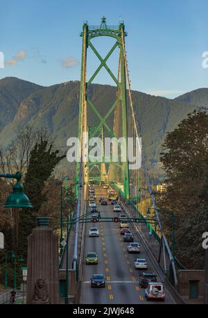 Lions Gate Bridge mit Verkehr in Vancouver, Kanada, Blick vom Stanley Park. Die im Jahr 1930s erbaute Lions Gate Bridge in Vancouver überspannt den Burrard INL Stockfoto