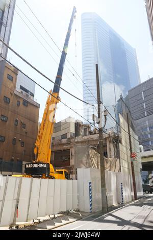 Am Nakagin Capsule Tower, einem ikonischen Bauwerk, das am 5. September 2022 vom japanischen Architekten Kisho Kurokawa in Ginza, Tokio, Japan, entworfen wurde, werden die Abbrucharbeiten fortgesetzt. Quelle: AFLO/Alamy Live News Stockfoto