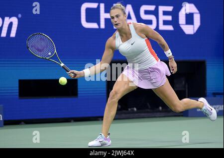 New York, USA. 05. September 2022. Aryna Sabalenka aus Weißrussland gibt während der vierten Runde der U.S. Open Tennis Championships im USTA Billie Jean King National Tennis Center in Flushing Meadows Corona Park New York, 5. September 2022, einen Schuss gegen Danielle Collins aus den Vereinigten Staaten zurück. (Foto von Anthony Behar/Sipa USA) Quelle: SIPA USA/Alamy Live News Stockfoto