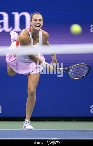 New York, USA. 05. September 2022. Aryna Sabalenka aus Weißrussland dient Danielle Collins aus den Vereinigten Staaten während der vierten Runde der U.S. Open Tennis Championships im USTA Billie Jean King National Tennis Center in Flushing Meadows Corona Park New York, 5. September 2022. (Foto von Anthony Behar/Sipa USA) Quelle: SIPA USA/Alamy Live News Stockfoto