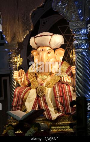 02. September 2022, Pune, Maharashtra, Indien, wunderschöne Skulptur von Lord Ganesh genannt als Tambdi Jogeshwari Ganpati in der Nähe von ABC chowk, Pune, Stockfoto