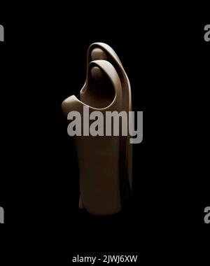 Eine abstrakte stilisierte Holzschnitzerei, die eine christliche weihnachtskrippe mit maria, josef und dem Jesuskind darstellt - 3D Render Stockfoto