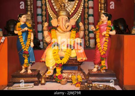 03. September 2022, Pune, Maharashtra, Indien, wunderschöne Skulptur von Lord Ganesh, genannt als saraf suvarnakar Ganapati in der Nähe von Sonya Maruti chowk. Stockfoto