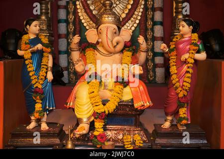 03. September 2022, Pune, Maharashtra, Indien, wunderschöne Skulptur von Lord Ganesh, genannt als saraf suvarnakar Ganapati in der Nähe von Sonya Maruti chowk. Stockfoto