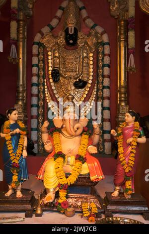 03. September 2022, Pune, Maharashtra, Indien, wunderschöne Skulptur von Lord Ganesh, genannt als saraf suvarnakar Ganapati in der Nähe von Sonya Maruti chowk. Stockfoto