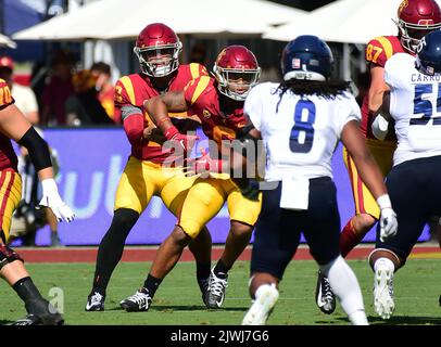 3. September 2022 Los Angeles, CA.USC Trojans Quarterback in seinem ersten Spiel als Mitglied der Trojaner-Fußballmannschaft (13) Caleb Williams, Und der Rücklauf (6) Austin Jones im ersten Quartal beim NCAA Football-Spiel zwischen den USC-Trojanern und den Reiseulen im Coliseum in Los Angeles, Kalifornien. (Absoluter vollständiger Fotograf und Firmenkredit: Jose Marin/MarinMedia.org/Cal Sport Media (Network Television, bitte wenden Sie sich an Ihren Verkaufsvertreter für die Nutzung des Fernsehens.) (Die Fernsehnutzung muss ''MarinMedia''' oben rechts auf dem Bildschirm überbrennen, um auf te zu verwenden Stockfoto