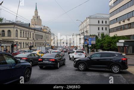 15. Juli 2021, Moskau, Russland. Autoverkehr während der Hauptverkehrszeit in der russischen Hauptstadt. Stockfoto