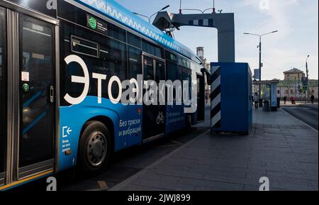 12. Oktober 2021, Moskau, Russland. Ein Elektrobus an einer Ladestation auf einer Straße in der russischen Hauptstadt. Stockfoto