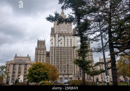 15. Oktober 2021, Moskau, Russland. Das Gebäude des Außenministeriums auf dem Smolenskaya-Platz in der russischen Hauptstadt. Stockfoto