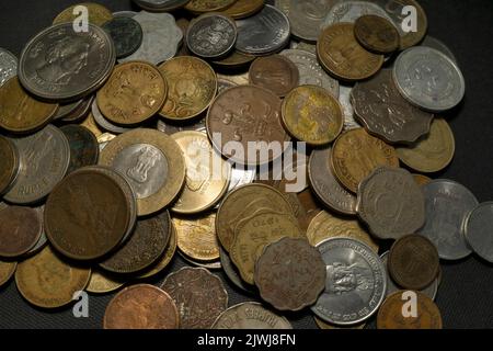 Haufen Münzen verschiedener Nationen Stockfoto