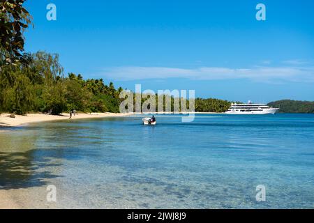 Das Schiff ankerte in der Blauen Lagune vor dem tropischen Strand mit klarem blauem Wasser, Nanuya Island, Yasawa Group, Fidschi Stockfoto