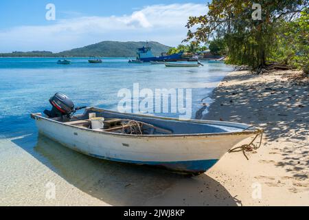 Kleines Boot, das von Einheimischen für den Transport zwischen den Inseln am Strand auf Nanuya Island, Yasawa Group, Fidschi, verwendet wird Stockfoto