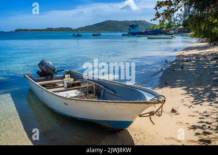 Kleines Boot, das von Einheimischen für den Transport zwischen den Inseln am Strand auf Nanuya Island, Yasawa Group, Fidschi, verwendet wird Stockfoto