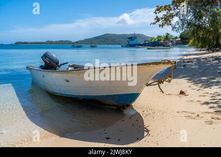 Kleines Boot, das von Einheimischen für den Transport zwischen den Inseln am Strand auf Nanuya Island, Yasawa Group, Fidschi, verwendet wird Stockfoto