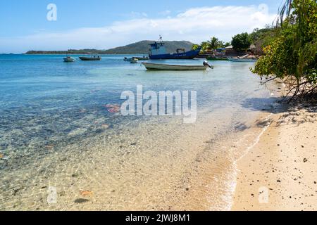 Kleine Boote, die von Einheimischen für den Transport zwischen den Inseln genutzt werden, vor Anker liegen auf der Nanuya-Insel, Yasawa Group, Fidschi Stockfoto