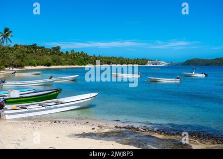 Kleine Boote, die von Einheimischen für den Transport zwischen den Inseln genutzt werden, vor Anker liegen auf der Nanuya-Insel, Yasawa Group, Fidschi Stockfoto