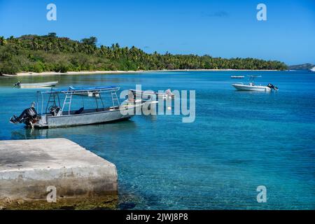 Kleine Boote, die von Einheimischen für den Transport zwischen den Inseln genutzt werden, vor Anker liegen auf der Nanuya-Insel, Yasawa Group, Fidschi Stockfoto