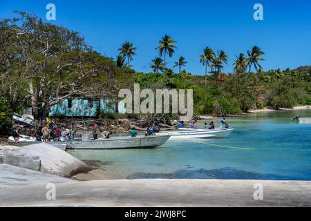 Kleine Boote, die von Einheimischen für den Transport zwischen den Inseln genutzt werden, vor Anker liegen auf der Nanuya-Insel, Yasawa Group, Fidschi Stockfoto