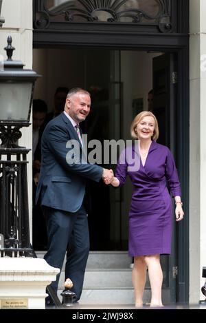 Die neu gewählte konservative Führerin und Premierministerin Liz Truss tritt nach der Siegerankündigung in das Hauptquartier der Parteikampagne ein Stockfoto