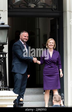 Die neu gewählte konservative Führerin und Premierministerin Liz Truss tritt nach der Siegerankündigung in das Hauptquartier der Parteikampagne ein Stockfoto