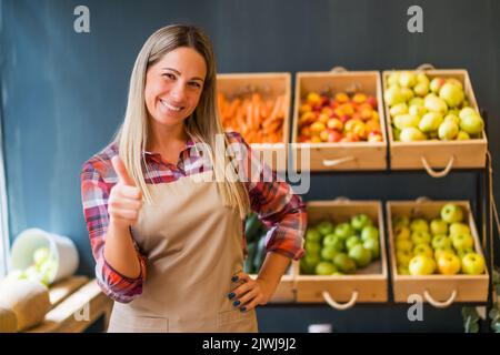 Portrait von Happy Food Supermarkt Besitzer. Frau arbeitet im Obst- und Gemüseladen. Stockfoto