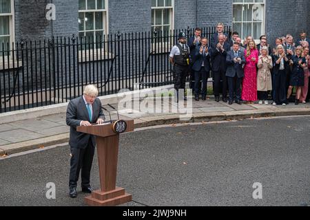 London, Großbritannien. 6. September 2022. Boris Johnson hält seine Abschiedsrede in der Downing Street, die von Mitgliedern der Konservatiove-Partei beobachtet wird, bevor er mit ihrer Majestät Königin Elizabeth zusammentrat, um offiziell in Balmoral als Premierminister zurückzutreten. Credit amer Ghazzal/Alamy Live News Stockfoto