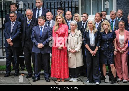 London, Großbritannien. 06. August 2022. Carrie Johnson sieht zu, wie ihr Mann zusammen mit Nadine Dorries (rechts) und anderen Boris Johnson, der scheidende britische Premierminister, an seinem letzten Morgen im Amt vor der Downing Street 10 in Westminster eine Abschiedsrede hält. Dann dankt er seinen Mitarbeitern, Kollegen und seiner Frau Carrie, bevor er die Downing Street zum letzten Mal verließ und nach Balmoral für sein Publikum mit der Queen reiste. Kredit: Imageplotter/Alamy Live Nachrichten Stockfoto