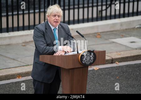 London, Großbritannien. 6. September 2022. Boris Johnson hält seine Abschiedsrede in der Downing Street, die von Mitgliedern der konservativen Partei beobachtet wird, bevor er zu einem Treffen mit Ihrer Majestät Königin Elizabeth in Balmoral, Schottland, reist, um seinen Rücktritt als Premierminister zu zärtlich zu machen. Credit amer Ghazzal/Alamy Live News Stockfoto