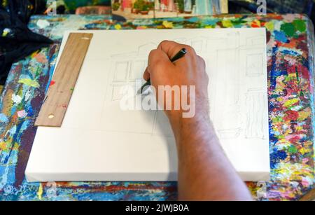 Von oben anonymen Mann Zeichnung Skizze des Hauses auf Leinwand während der Arbeit im kreativen Studio Stockfoto