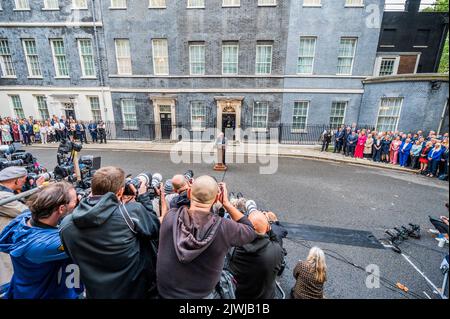 London, Großbritannien. 6. September 2022. Eine Menschenmenge, darunter seine Frau Carrie, seine Schwester Rachel und die nahe aly Nadine Dorries, bietet ihre Unterstützung an - Premierminister Boris Johnson, tritt vor der Downing Street Nr. 10 seinen letzten Auftritt ab, bevor er nach Schottland aufbrechen wird, um sich offiziell vor der Queen abzusetzen. Kredit: Guy Bell/Alamy Live Nachrichten Stockfoto