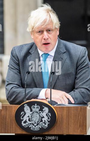 London, Großbritannien. 6. September 2022. Premierminister Boris Johnson tritt vor der Downing Street Nr. 10 endgültig auf, bevor er sich nach Schottland aufmacht, um sich offiziell vor der Queen zu stellen. Kredit: Guy Bell/Alamy Live Nachrichten Stockfoto