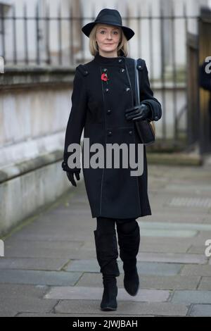 Datei-Foto vom 13/11/16 von Justizministerin Liz Truss, die auf ihrem Weg durch die Downing Street zum jährlichen Gedenksonntag am Cenotaph-Denkmal in Whitehall, im Zentrum von London, unterwegs ist. In einer Umfrage unter Mitgliedern der Konservativen Partei wurde Liz Truss zum neuen Parteivorsitzenden gewählt und wird Premierminister für Großbritannien werden. Ausgabedatum: Dienstag, 6. September 2022. Stockfoto