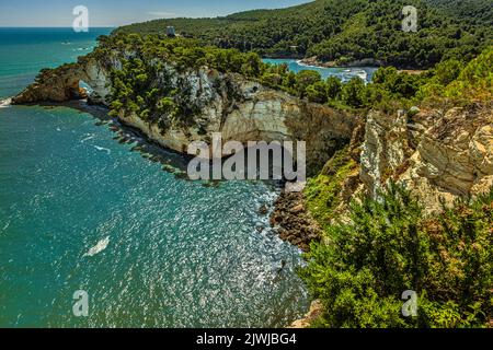 Natürlicher Bogen in einem der Gargano-Vorgebirge. Der Bogen von San Felice ist eine der touristischen Attraktionen von Apulien. Vieste, Provinz Foggia, Apulien Stockfoto