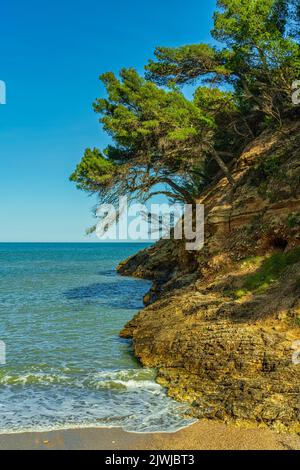 Cala della Pergola, eine der vielen kleinen Buchten der apulischen Küste im Nationalpark Gargano. Vieste, Provinz Foggia, Apulien, Italien, Europa Stockfoto
