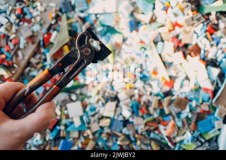 Craftsman Cutter Nipper Werkzeug zum Schneiden von Smaltglas für die Herstellung von Mosaikkunst Stockfoto