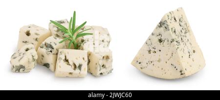 Gewürfelter Blauschimmelkäse mit Rosmarin isoliert auf weißem Hintergrund mit voller Schärfentiefe. Stockfoto
