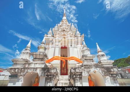Die berühmte Pagode Phra Borommathat Chaiya im Wat Phra Borommathat Chaiya Ratchaworawihan Tempel im Chaiya Bezirk, Surat Thani Provinz, Thailand. Stockfoto