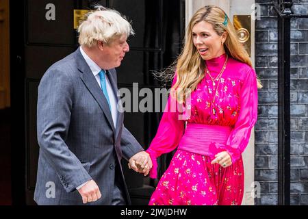 London, Großbritannien. 06. September 2022. Premierminister Boris Johnson tritt vor der Downing Street Nr. 10 endgültig auf, bevor er sich nach Schottland aufmacht, um sich offiziell vor der Queen zu stellen. Kredit: Guy Bell/Alamy Live Nachrichten Stockfoto