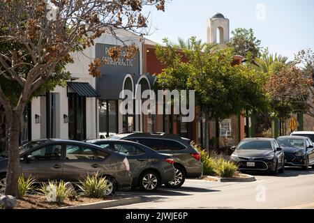 Vista, California, USA - 13. Februar 2022: Nachmittags scheint Sonnenlicht auf das Stadtzentrum von Vista. Stockfoto