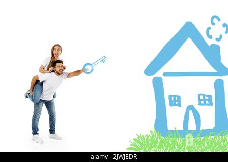 Freund geben Huckepack Freundin auf weißem Hintergrund Stockfoto